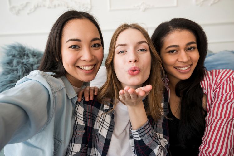 persahabatan, persahabatan perempuan dan laki-laki, persahabatan perempuan, persahabatan perempuan lebih langgeng, alasan persahabatan perempuan lebih kuat dibandingkan laki laki, persahabatan laki laki, pertemanan perempuan, pertemanan laki laki, 3 Alasan Pertemanan Perempuan Lebih Kuat Dibandingkan Laki-laki