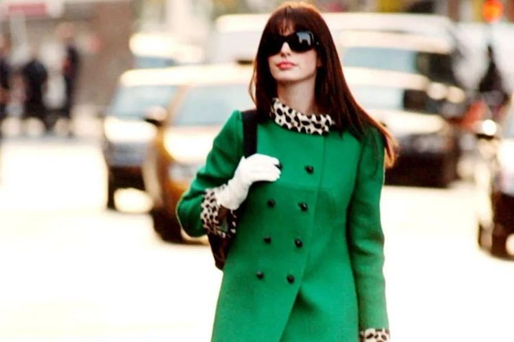 The Devil Wears Prada, fashion, Anne Hathaway Pakai Lagi Mantel Ikonik The Devil Wears Prada, Nostalgia 20 Tahun