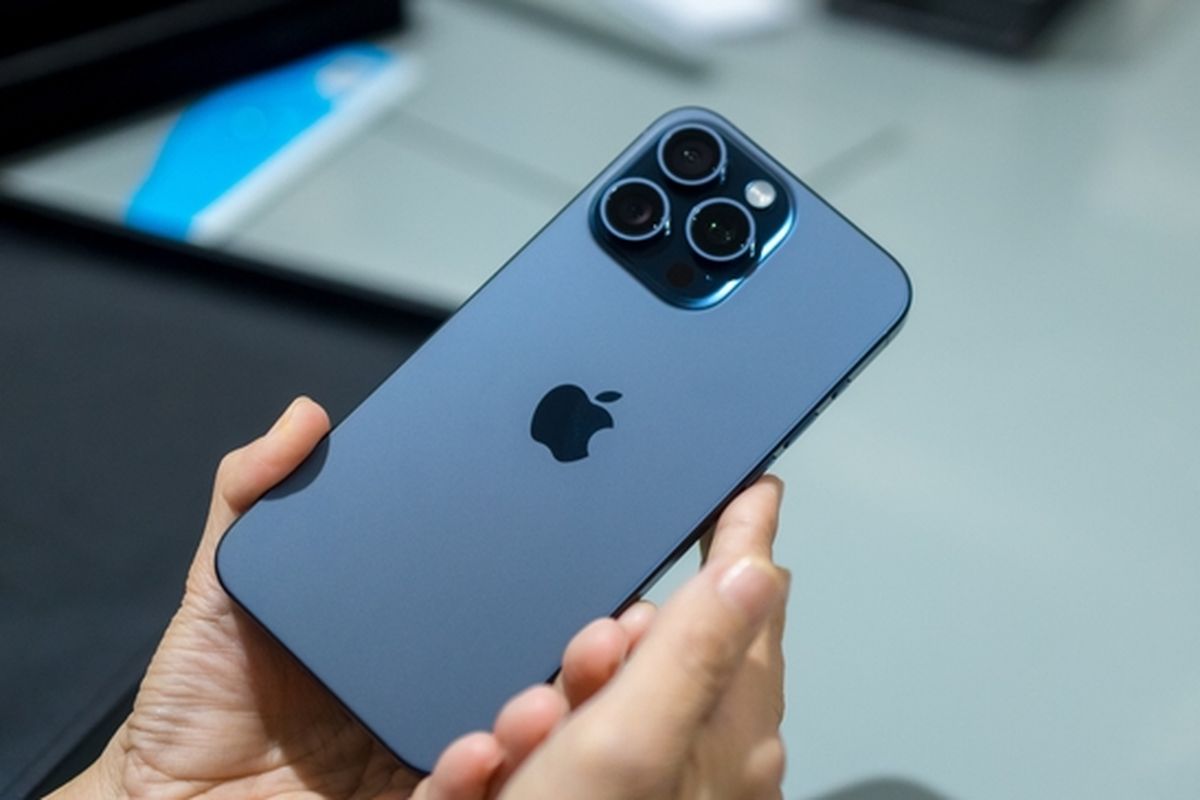 iPhone, kesehatan baterai, battery health, Battery health, bagaimana cara agar kesehatan baterai iPhone tidak menurun, cara menjaga battery health iPhone, cara merawat battery health iPhone, cara agar battery health iPhone tidak cepat turun, penyebab kesehatan baterai iPhone turun drastis, cara menjaga Battery Health iPhone, Battery Health, Cara agar battery health iPhone tidak cepat turun, Bagaimana cara agar kesehatan baterai iPhone tidak menurun, 10 Tips Menjaga Battery Health iPhone agar Tidak Cepat Turun Drastis, Mudah, 1. Hindarkan iPhone dari paparan suhu panas ekstrem, 2. Hindarkan iPhone dari paparan langsung sinar matahari, 3. Hindari meninggalkan iPhone di mobil, 4. Jangan cas sambil main iPhone, 5. Lepaskan case saat cas iPhone, 6. Cas iPhone hanya sampai 80 persen, 7. Aktifkan fitur Optimized Battery Charging, 8. Cas sampai 50 persen saat iPhone hendak disimpan, 9. Selalu gunakan cas asli, 10. Update iOS secara berkala