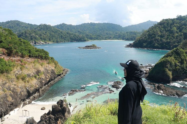 Pulau Bedil, Banyuwangi, pulau bedil banyuwangi, Cara ke Pulau Bedil, Surga Tersembunyi di Selatan Banyuwangi, Cara ke Pulau Bedil, Apa yang bisa dinikmati di Pulau Bedil?, Ramai saat libur panjang, Nikmati kuliner laut di Pantai Mustika