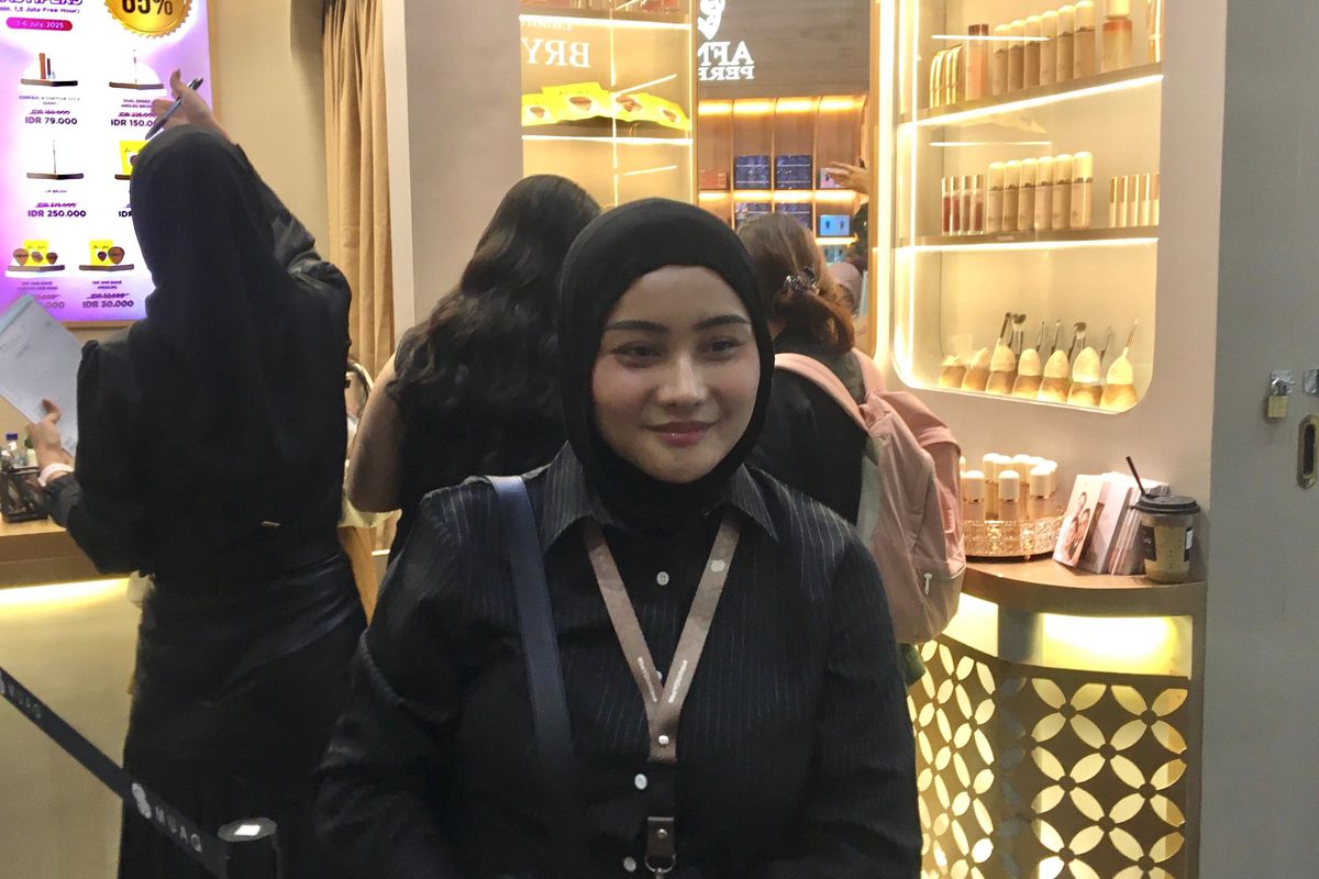 MUAQ, makeup, Jakarta X Beauty, skin prep, foundation, makeup flawless, jakarta x beauty 2025, tips make up tahan lama, anya qomary, makeup anya qomarry, 5 Tips Makeup Tahan Lama dari Anya Qomarry di Jakarta X Beauty 2025, 1. Gunakan primer sesuai jenis kulit , 2. Pilih foundation ringan tapi "ngunci", 3. Teknik aplikasinya harus benar, 4. Kunci dengan loose powder dan compact powder, 5. Kenali undertone kamu