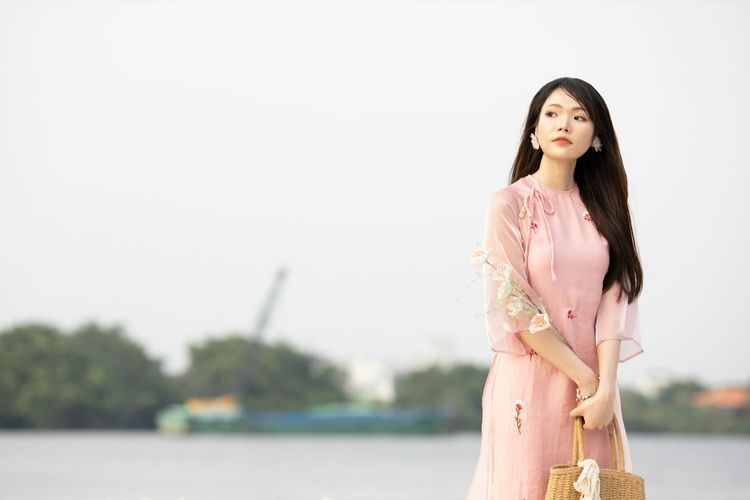 lebih tua, Warna baju yang bikin tua, Beige, nude, beige, Ungu, warna baju yang bikin tua, warna pakaian yang harus dihindari, warna yang bikin tua, warna yang bikin kelihatan tua, pink salmon, warna baju yang harus dihindari, 5 Warna Baju Ini Bisa Membuat Penampilan Terlihat Lebih Tua, Hati-hati Pilih Outfit, 1. Terlalu banyak warna hitam dan abu-abu, 2. Warna pastel yang terlalu lembut, 3. Beige atau nude yang kusam, 4. Pink salmon yang terlalu cerah, 5. Warna ungu yang kurang cocok