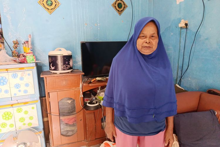 Kisah Nenek Atnah, 30 Tahun Berjualan Nasi Uduk, Modal Rp 700.000 Raib Digasak Pencuri Berkedok Pembeli, 30 Tahun Berdagang demi Keluarga, Kronologi Pencurian: Modus Pesan 4 Bungkus Nasi Uduk, Detail Kerugian dan Trauma Mendalam, Enggan Lapor Polisi dan Kehadiran Wali Kota