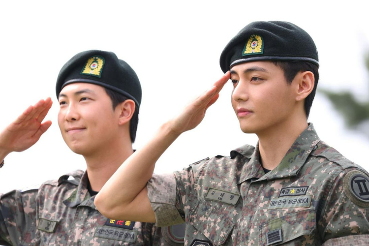 rm dan v bts, RM dan V BTS selesai wajib militer, mengapa pria di korea selatan harus wajib militer, mengapa ada wajib militer, mepangapa pria di korea selatan harus wamil, RM BTS selesai wamil, V BTS selesai wamil, RM dan V BTS selesai wamil, RM dan V BTS Selesai Wamil, Mengapa Pria di Korea Selatan Harus Wajib Militer?