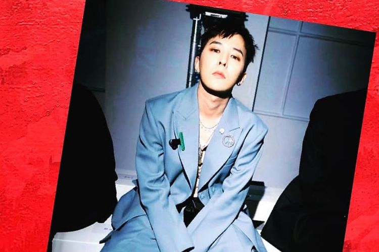 style ala G-Dragon, g-dragon usia, konser g-dragon jakarta 2025, style g-dragon, 6 Style Nyentrik ala G-Dragon, Enggak Pernah Salah Kostum!, 1. Setelan Biru Muda dengan Sentuhan Kasual, 2. All Black dengan Aksen Bling-bling, 3. Cardigan Biru dengan Rambut Oranye, 5. Denim Total dengan Aksen Colorful, 6. Street Style Pink Minimalis