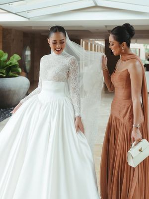 maria rahajeng, maria rahajeng menikah, maria rahajeng miss indonesia, miss indonesia 2014, style pernikahan maria rahajeng, 8 Style Pernikahan Maria Rahajeng Miss World Indonesia 2014, Elegan Nuansa Putih, 1. Gaun pernikahan, 2. Siluet berkerah tinggi, 3. Veil panjang menjuntai, 4. Bouquet mawar putih minimalis, 5. Perhiasan elegan dari Le Ciel Design, 6. Makeup, 7. Gaun resepsi, 8. Tuxedo klasik Matthias