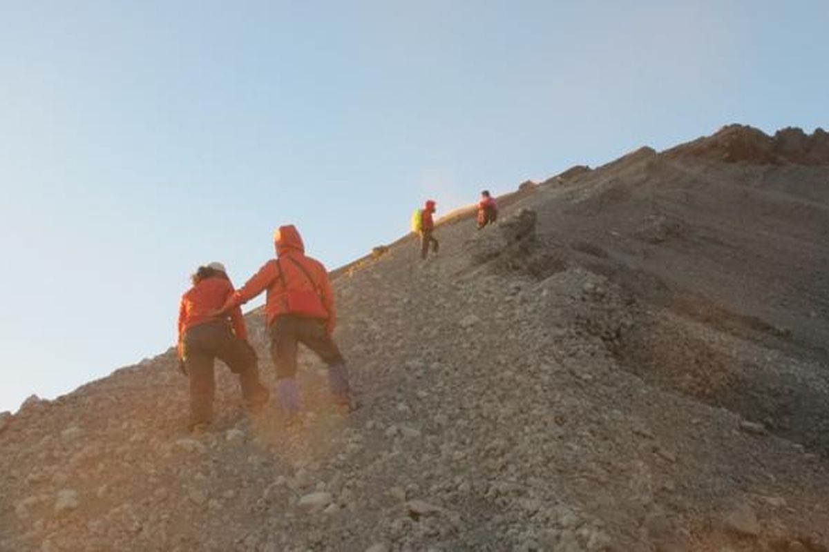 BTNGR, Puncak Rinjani, Pendakian Gunung Rinjani, pendakian gunung rinjani, Viral Foto Bendera Israel di Puncak Rinjani, Jalur Pendakian Gunung Rinjani yang Populer, Viral Foto Bendera Israel di Puncak Rinjani, Ini Penjelasan BTNGR