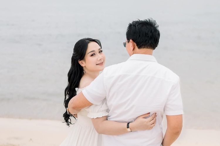 istri Ahok, Puput Nastiti Devi, ahok sekarang jadi apa 2025, istri basuki tjahaja purnama sekarang, puput nastiti devi hamil anak ketiga, 5 Style Puput Nastiti Devi Saat Foto Kehamilan Bareng Keluarga, Nuansa Putih, 1. Long dress putih, 2. Sentuhan kasual dengan sandal hitam, 3. Aksesoris, 4. Makeup: natural dan glowing, 5. Rambut: wavy dengan poni belah dua