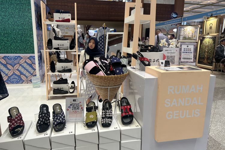 Inacraft, Inacraft 2025, Jenis barang yang ada di Inacraft 2025, pameran inacraft, pameran inacraft 2025, inacraft 2025 october, Inacraft 2025, Ini 10 Jenis Barang UMKM Indonesia yang Bisa Ditemukan, 1. Kain batik, 2. Tas rotan, tenun, dan kulit, 3. Busana dari batik dan tenun, 4. Perhiasan, 5. Alat masak dan perlengkapan makan, 6. Barang dekorasi rumah, 7. Kipas tangan, 8. Sepatu, 9. Produk perawatan kulit, 10. Kebaya
