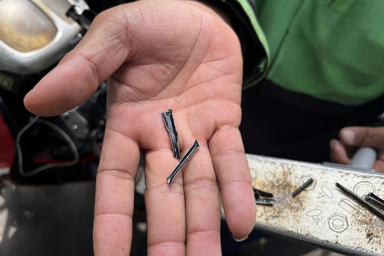 ranjau paku, Relawan Ranjau Paku, Usmanto, relawan ranjau paku dikejar tukang tambal ban, Kisah Usmanto, Ojol yang Jadi Relawan Pemburu Ranjau Paku di Ibu Kota