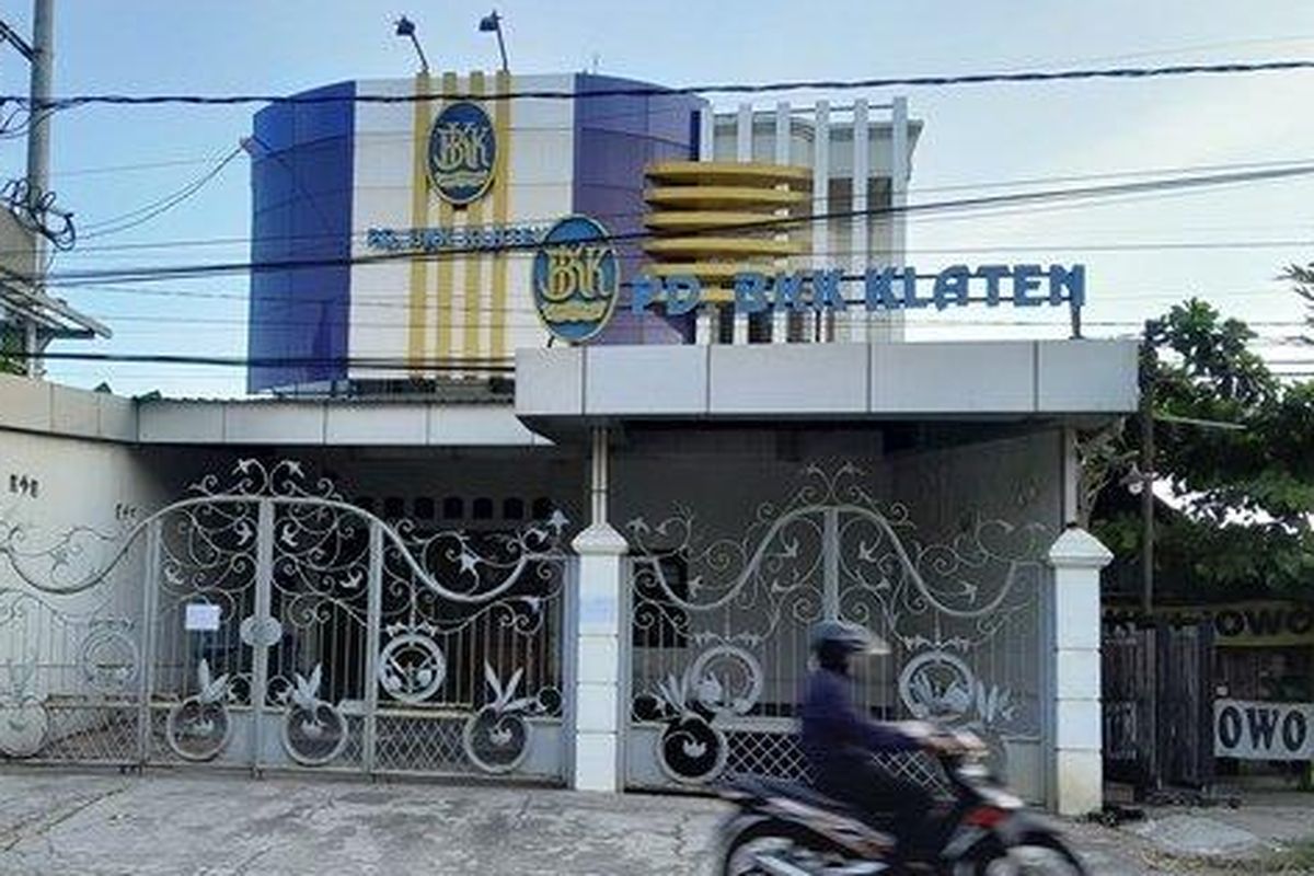 PD BKK Klaten, BKK Klaten, Bupati Klaten, Hamenang Wajar Ismoyo, bupati klaten, Bupati Hamenang Ungkap Alasan Sejumlah Kantor PD BKK Klaten Berhenti Beroperasi Sementara, Penyebab Pemberhentian Operasional Kantor PD BKK Klaten, Bupati Klaten Jelaskan Alasan Penutupan Kantor PD BKK Klaten, Saham PD BKK Klaten Mayoritas Dipegang Pemprov Jateng, Tunggakan Kredit Kecil Menumpuk Menjadi Puluhan Miliar, Terkait Dugaan Fraud, Diserahkan ke Aparat Penegak Hukum