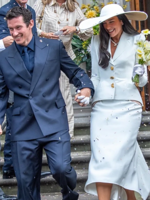 Dua Lipa, Bottega Veneta, Gaya Resepsi Dua Lipa di Italia, Kenakan Gaun Kulit Anyaman dari Bottega Veneta, Gaun kulit anyaman dari Bottega Veneta, Tampilkan gaya bridal yang modern, Gaya rambut tergerai, Gaya Callum Turner