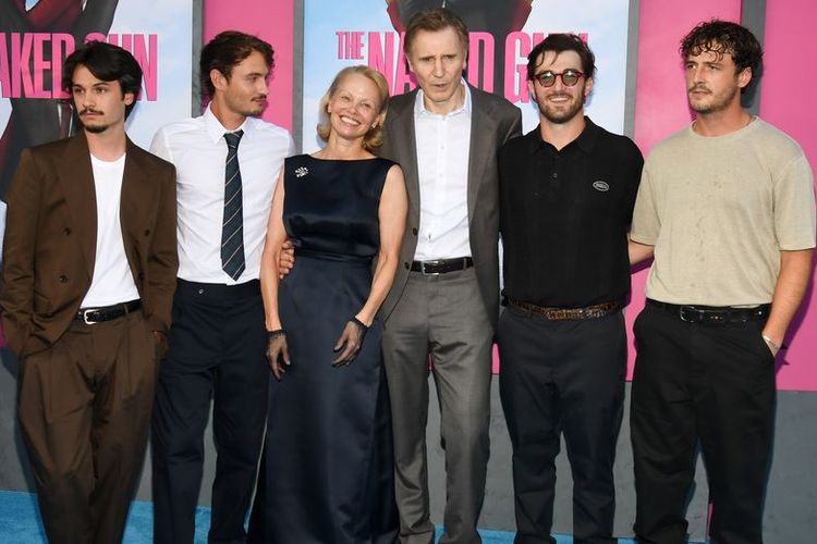 Liam Neeson, Pamela Anderson, Liam Neeson dan Pamela Anderson, The Naked Gun, liam dan pamela  berpacaran, romansa liam neeson dan pamela anderson, liam neeson dan pamela anderson, Romansa Liam Neeson dan Pamela Anderson, Jadi Bukti Jatuh Cinta Tak Terbatas Usia