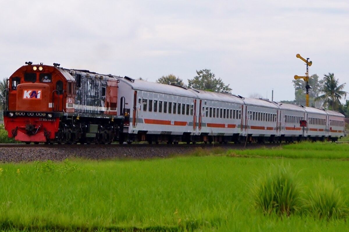 KA Airlangga, kereta api bersubsidi, KA Kahuripan, kereta PSO, tiket kereta bersubsidi, harga kereta bersubsidi, Daftar 13 Kereta Api Bersubsidi 2025, Cek Harga, Rute, dan Cara Beli Tiket Kereta PSO!
