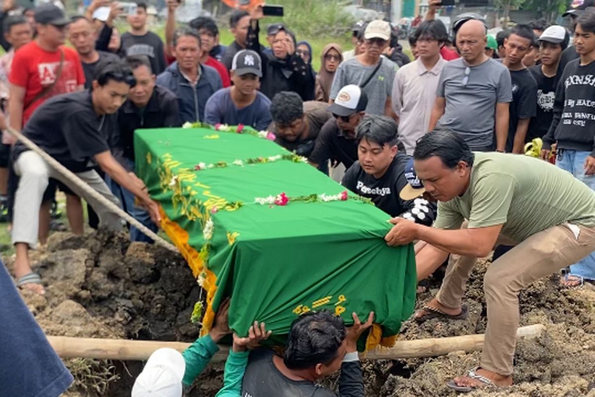 Reno, Surabaya, kerangka di kwitang, reno saputra dewo, reno syahputra, reno saputra dewo ditemukan, kebakaran gedung ACC Kwitang, hasil tes DNA Polri, korban demonstrasi DPR 2025, jenazah korban kebakaran, identifikasi forensik Polri, Pesan Terakhir Rp 50.000, Kisah Reno Syahputra, Pemuda yang Hilang di Demo dan Pulang dalam Peti, Keluarga Terima Hasil Tes DNA dengan Ikhlas, Komunikasi Terakhir Sebelum Hilang, Sosok Reno di Mata Teman, Fakta di Balik Penemuan Jenazah, Polisi Pastikan Bukan Korban Pembunuhan