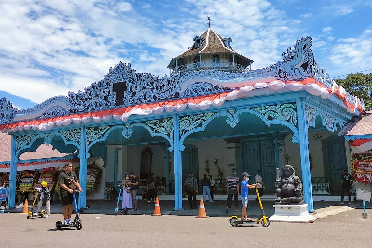 Itinerary 1 Hari Liburan di Solo, Anti-macet Bisa Jalan Kaki, Pagi (07.00–09.00 WIB): Sarapan &amp; Jalan Santai ke Pasar Gede Hardjonagoro, Siang (10.00 -13.00 WIB): Keraton Surakarta, Siang (13.00 - 16.00 WIB): Pasar Klewer dan Kampung Batik Kauman, Sore (16.00 - 18.00 WIB): Santai di Alun Alun Surakarta, Malam (17.00 - 18.00 WIB): Pulang