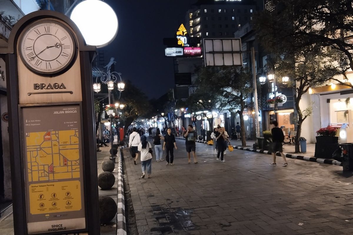 hotel braga bandung, rekomendasi hotel di jalan braga bandung, hotel bintang 4 di bandung, staycation braga bandung, 9 Hotel di Jalan Braga Bandung, Strategis dan Nyaman, 1. Aston Braga Hotel &amp; Residence, 2. Favehotel Braga, 3. De Braga by Artotel, 4. Kimaya Braga Bandung by HARRIS, 5. Gino Feruci Braga Hotel, 6. Grand Dafam Braga Bandung, 7. Crowne Plaza Bandung, 8. Javanella Bandung, 9. El Hotel Royale Bandung
