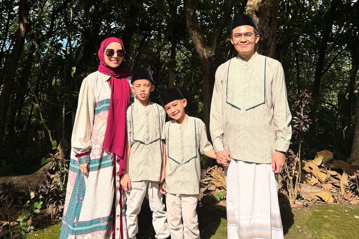 Tya Ariestya, baju Lebaran, baju lebaran 2025, Busana Lebaran Tya Ariestya dan Keluarga, Busana Lebaran Tya Ariestya, baju lebaran tya ariestya, Padukan Krem dengan Burgundy, Contek Outfit Lebaran ala Tya Ariestya
