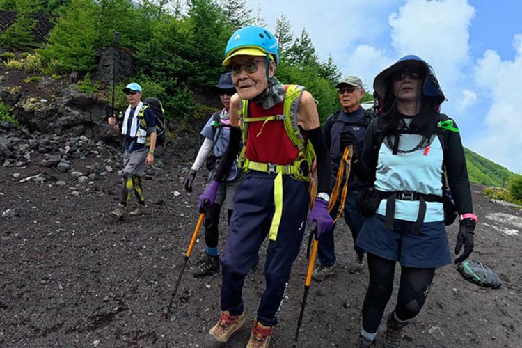 pendakian Gunung Fuji, Turis China Nekat Mendaki Gunung Fuji Saat Ditutup, Akhirnya Minta Ambulans