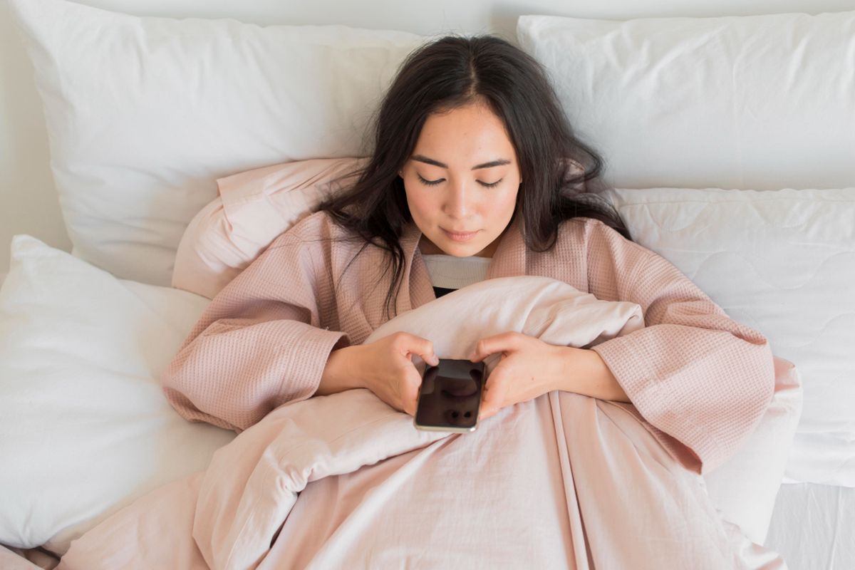 overheat, hp overheat, tips simpan HP saat tidur, 5 Tips Simpan HP Saat Tidur, Hindari Bahaya Overheat, Aktifkan mode pesawat, Lepaskan casing ponsel, Isi daya dengan bijak, Kurangi aktivitas latar belakang , Pantau penggunaan aplikasi