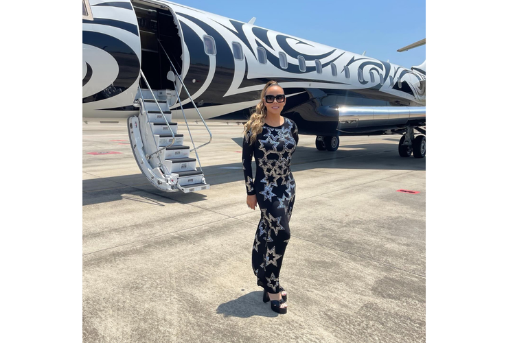Mariah Carey, outfit Mariah Carey, konser mariah carey di indonesia, konser mariah carey 2025, mariah carey outfit inspo, baju mariah carey, 5 Outfit Mariah Carey untuk Inspirasi, Glamor dan Serba Bling-bling, 1. Bermain dengan warna, 2. Padukan dengan celana hitam, 3. Jangan lupa perhiasan, 4. Berani bermain dengan motif, 5. Tampil elegan dengan dress