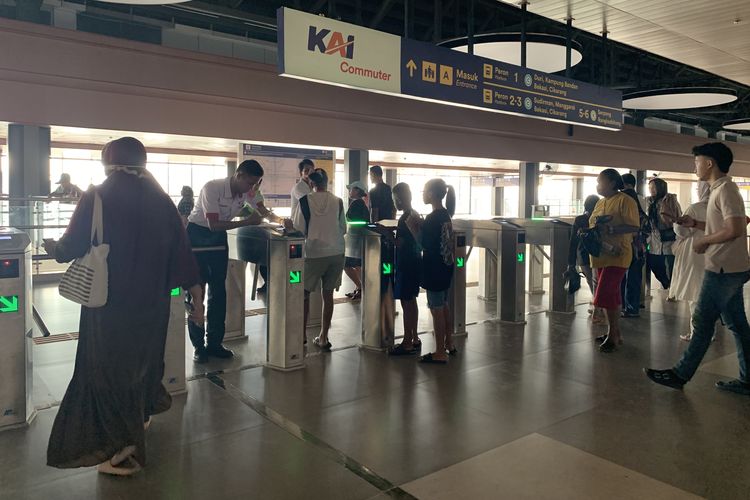 peron baru stasiun tanah abang, stasiun tanah abang baru, fasilitas stasiun tanah abang, perubahan stasiun tanah abang baru, kondisi stasiun tanah abang saat ini, Gedung Baru Stasiun Tanah Abang, Apa yang Berbeda?
