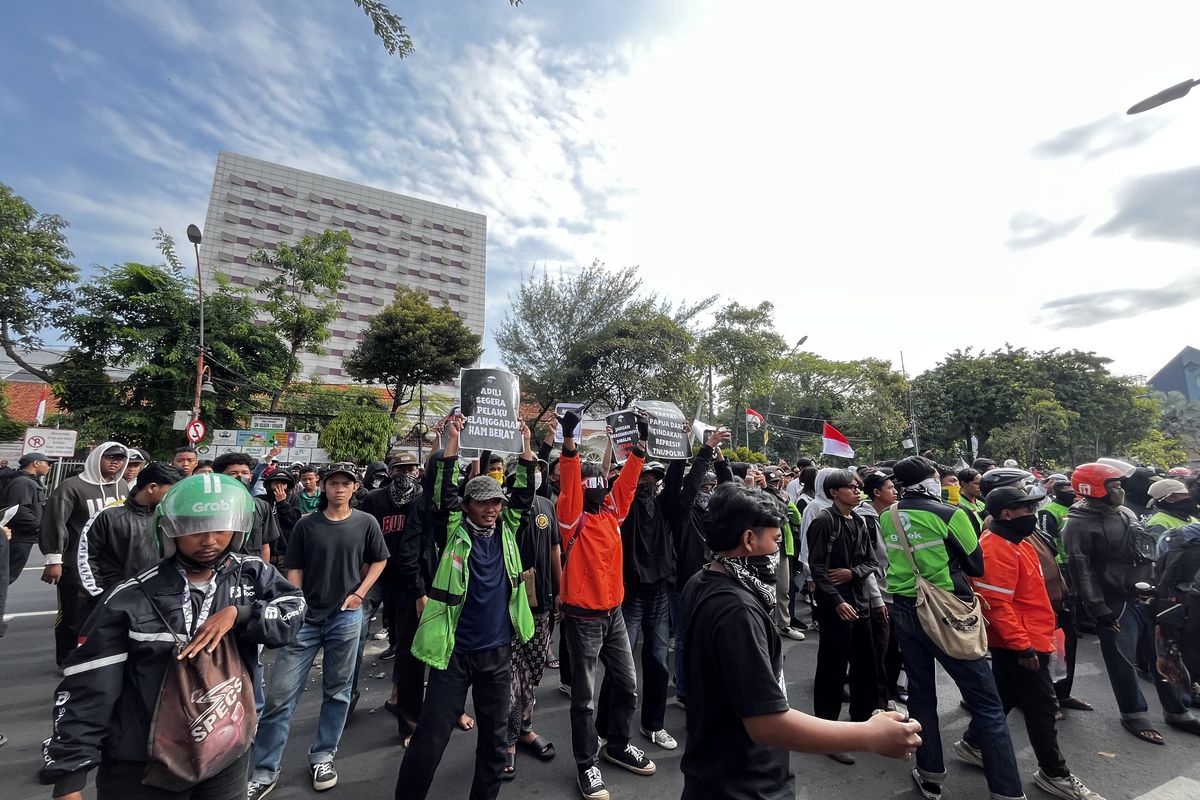 Surabaya, Aksi solidaritas, polisi, ojol, Kasus Ojol Tewas, Aksi Solidaritas di Surabaya Berubah Ricuh, Polisi Himbau Massa Bubarkan Diri, Eri Cahyadi Minta Aksi Dijaga Damai, Mahasiswa Diminta Sampaikan Aspirasi dengan Tertib, Keluarga Korban Tuntut Keadilan