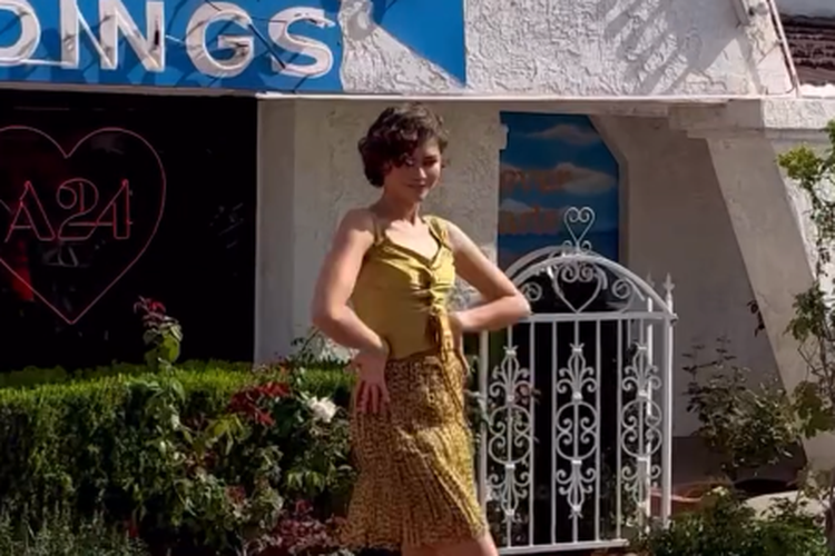Zendaya, gaya Zendaya, gaya rambut, potongan rambut, Gaya Zendaya di Las Vegas Jadi Sorotan, Tampil Elegan dengan Busana Serba Emas, Tampil dengan busana emas dari Louis Vuitton, Gaya rambut baru Zendaya, Penampilan Zendaya yang sering didominasi warna putih, Gaya Zendaya selalu jadi perhatian