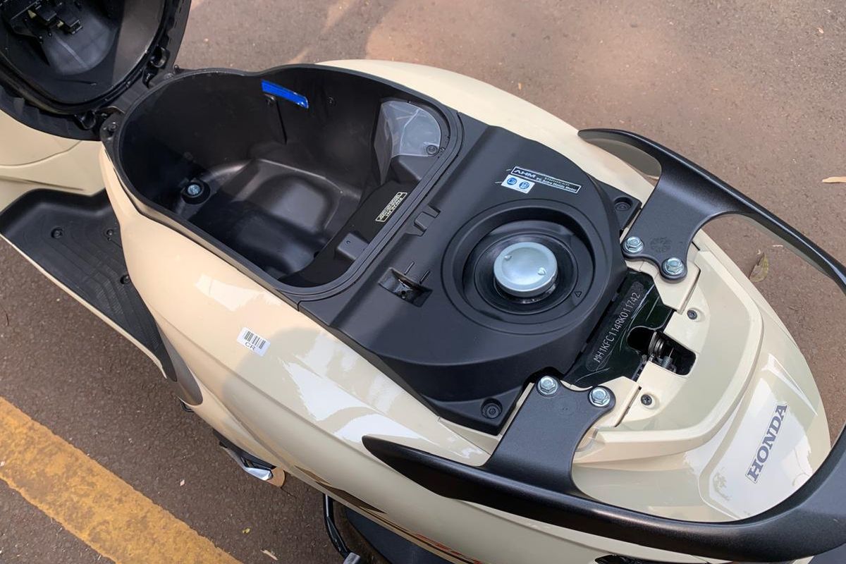 bagasi, bagasi motor, Simpan HP di bagasi motor, Mitos atau Fakta, Simpan HP di Bawah Jok Motor Berisiko Meledak?