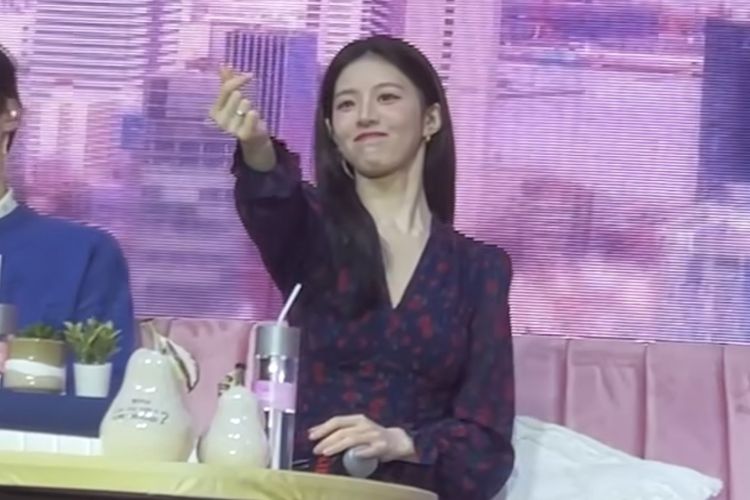 Go Youn Jung, Intip 2 Konsep Gaya Go Youn Jung di Fan Meet Jakarta, Anggun dan feminin dengan gaun floral, Chic kasual dengan blouse motif dan jeans, Dua gaya dengan dua karakter yang berbeda, Sinopsis serial Can This Love be Translated?