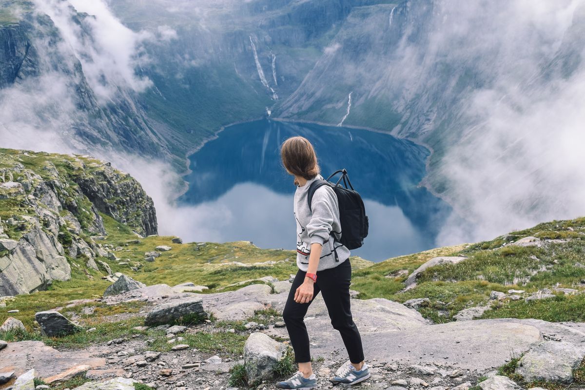wisatawan, 5 Negara Terbaik untuk Solo Traveler Wanita 2026, 1. Jepang, 2. Portugal, 3. Indonesia, 4. Uruguay, 5. Montenegro