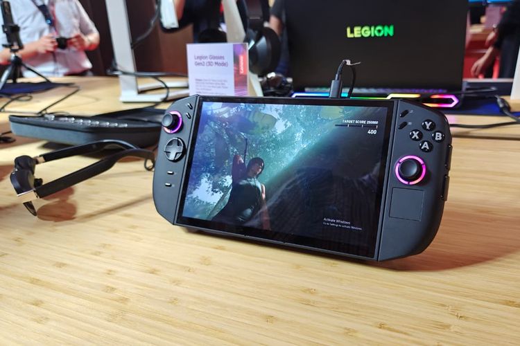 Lenovo, konsol, konsol handheld, legion go, Legion Go 2, Mencoba Langsung Konsol Genggam Lenovo Legion Go 2 di Berlin, Punya 30 Tombol dan Port, Punya banyak tombol, port dan layar OLED, Controller lepas pasang, dukung 3 mode game, Spesifikasi Lenovo Legion Go 2, Harga Lenovo Legion Go 2
