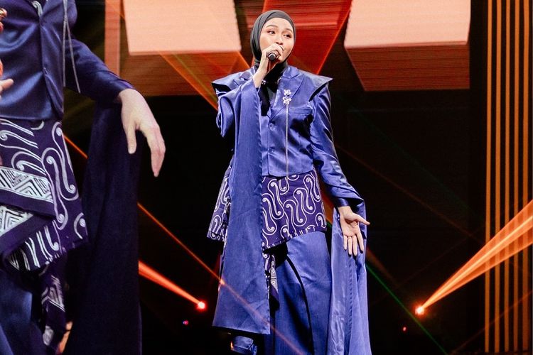 Salma Salsabil, Pestapora 2025, salma salsabil indonesian idol, salma salsabil menikah, fashion salma salsabil, salma salsabil umumkan punya anak, salma salsabila, Salma Salsabil Umumkan Kelahiran Anak, Intip 5 Gayanya yang Stylish, 1. Anggun dengan gaun biru di atas panggung, 2. Casual, 3. Preppy style dengan vest dan dasi, 4. Edgy di panggung Pestapora 2025, 5. Smart casual dengan vest marun