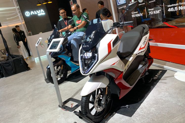 Motor, Alva, Omo-X, Alva One XP, Motor listrik, Komparasi Omoway Omo-X vs Alva One XP: Adu Fitur, Jarak, dan Harga