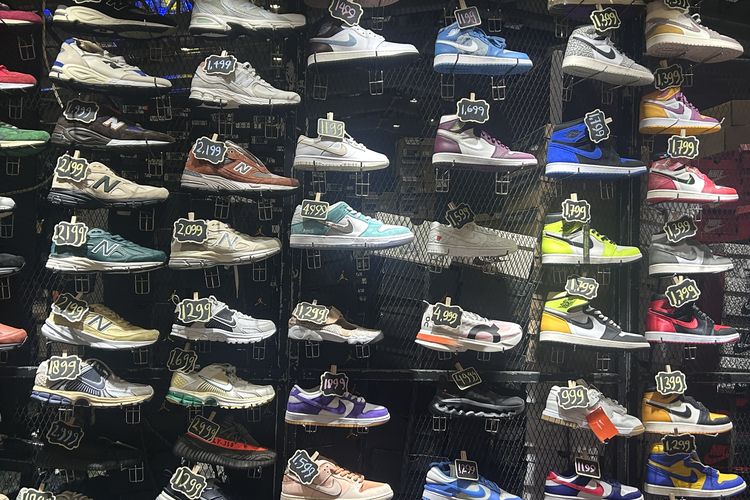 Adidas Indonesia, sneakers kw, cara membedakan sneakers ori dan kw, sneakers palsu, maraknya sneakers kw, komunitas dan brand tanggapi fenomena sneakers kw, jejouw, Sneakers KW Sedang Marak, Masyarakat Diminta Lebih Cermat Saat Belanja, Sneakers KW rugikan brand dan konsumen, Cara membedakan sneakers ori dan KW, Beli di retail resmi untuk jaminan keaslian, Bagaimana dengan brand lain?