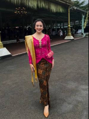 Sherina Munaf, 7 Gaya Sherina Munaf Hadiri Tingalan Jumenengan Mangkunegaran, Kebaya Fuchsia Curi Perhatian, 1. Kebaya fuchsia brokat yang elegan, 2. Kain batik klasik, 3. Selendang kuning emas, 4. Aksesori klasik, 5. Tatanan rambut sanggul klasik, 6. Riasan wajah natural, 7. Sikap anggun yang menyempurnakan penampilan