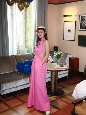 Luna Maya, ulang tahun luna maya, luna maya dan maxime bouttier, outfit luna maya, honey moon luna maya, 6 Outfit Luna Maya Saat Birthday Dinner di Italia, Nuansa Pink, 1. Gaun pink panjang dengan potongan feminin, 2. Off-shoulder top kasual, 3. Celana putih, 4. Topi fedora yang edgy, 5. Makeup natural dengan sentuhan pink, 6. Aksesori