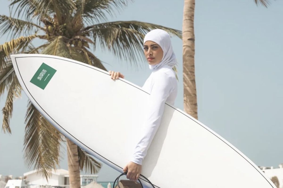 peselancar, Surfing, peselancar berhijab, Arab Saudi, berselancar, Profil Lamar Mufti, Peselancar Berhijab Arab Saudi di Panggung Dunia, Representasi Perempuan Muslim di Dunia Surfing, Membuka Jalan bagi Generasi Berikutnya, Hijab Bukan Penghalang, Bagian dari Perkembangan Surfing di Arab Saudi