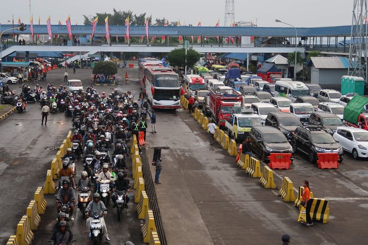 Pelabuhan Gilimanuk, BERITA FOTO: Macet Horor di Gilimanuk, Antrean Kendaraan Pemudik Mengular hingga 20 Km