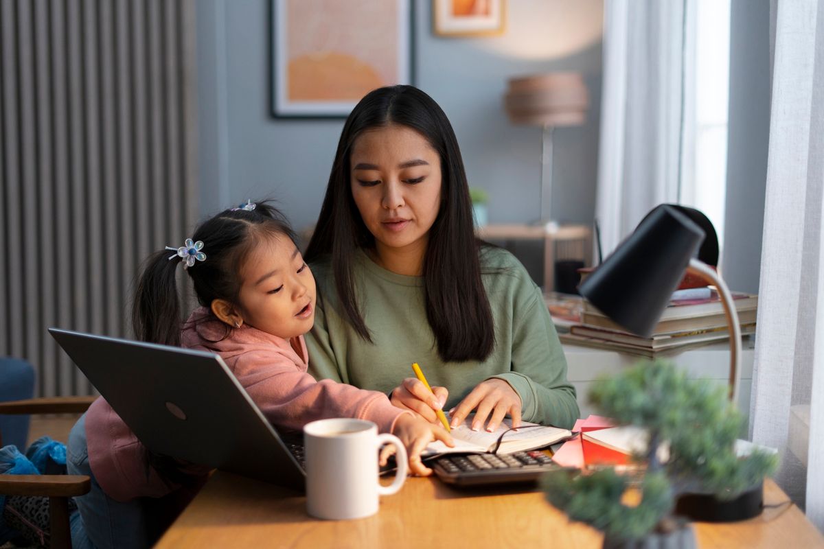 bekerja dari rumah, work from home, kebijakan WFH, WFH ASN Tak Selalu Bikin Tenang, Sosiolog Ungkap Risiko yang Sering Terabaikan, WFH dan harapan kerja yang lebih sehat, Risiko selalu terhubung dengan pekerjaan, Bagi perempuan, WFH bisa menjadi beban ganda, Interaksi kerja tetap bisa berjalan