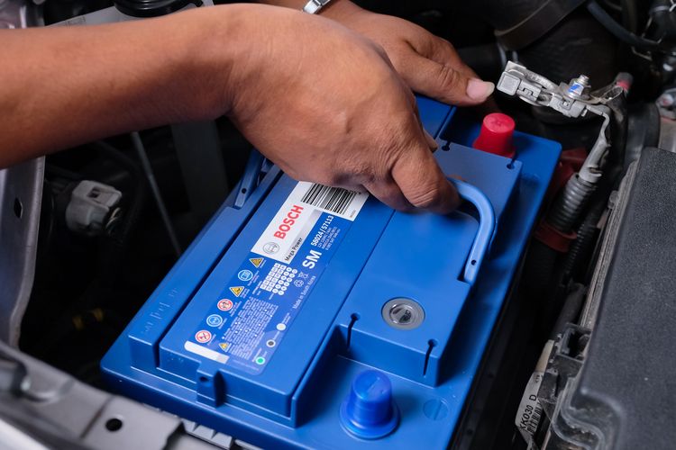 mobil, mogok, Pemudik Perlu Tahu, Ini Cara Aman Mengganti Aki Mobil