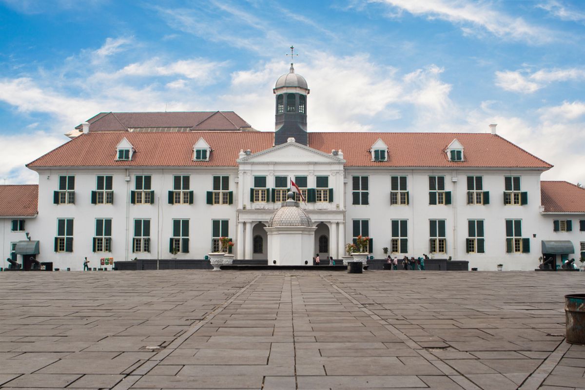 Kota Tua, POV Menjelajahi Kota Tua Jakarta, Lokasi Syuting Lisa BLACKPINK, Menyusuri Bangunan Bersejarah Kota Tua, Bersepeda Ontel Bernuansa Tempo Dulu, Menikmati Pertunjukan Seni Jalanan, Berburu Foto , Mengunjungi Museum-Museum Ikonik, Kota Tua sebagai Ruang Sejarah yang Aktif