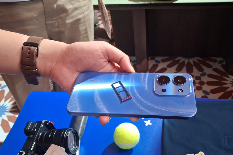 Smartphone, Xiaomi, hands on, harga Redmi 15C, spesifikasi Redmi 15C, Redmi 15C, Menggenggam Ponsel Murah Redmi 15C, Layar Lebar Baterai Besar Harga Rp 1 Jutaan, Desain simpel, bobot ringan, Layar lebar, refresh rate 120 Hz mulus, Kamera 50 MP, Kapasitas RAM dan penyimpanan besar, Pilihan warna beragam, Port dan tombol lengkap, Fitur unggulan Redmi 15C, Harga Redmi 15C di Indonesia