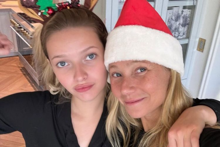 Fashion, Chris Martin, Gwyneth Paltrow, self-portrait, Apple Martin, putri chris martin, wajah baru self-portrait, apple martin usia, Apple Martin, Putri Chris Martin dan Gwyneth Paltrow yang Jadi Wajah Baru Self-Portrait, Putri Chris Martin dan Gwyneth Paltrow jadi face Self-Portrait, Apa itu Self-Portrait?, Apple Martin dari runway ke kampanye fashion, Dukungan dari keluarga