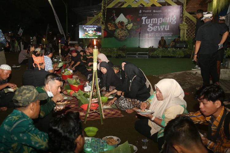 Tumpeng Sewu, Turis Asing Ikut Meriahkan Tradisi Tumpeng Sewu Suku Osing Banyuwangi