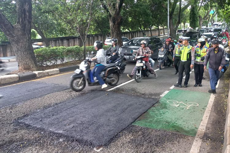 Safety Riding, lubang di jalan, jalan berlubang, Salah Hadapi Jalan Berlubang Bisa Celaka, Ini Kata Ahli