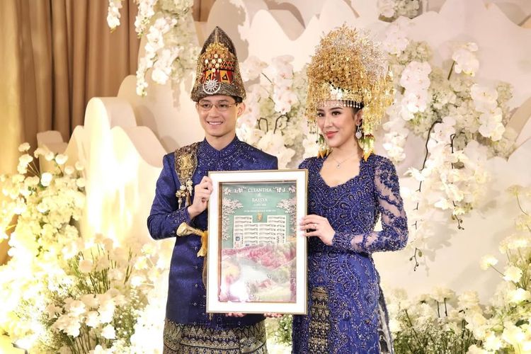 adat Aceh, Teuku Rassya, 5 Detail Gaya Pernikahan Teuku Rassya dan Cleantha Islan, Pakai Adat Aceh, 1. Palet busana navy blue, 2. Suntiang Aceh yang ikonik, 3. Riasan wajah 'soft glam' yang flawless, 4. Detail aksesori, 5. Agus Harimurti Yudhoyono (AHY) jadi saksi nikah