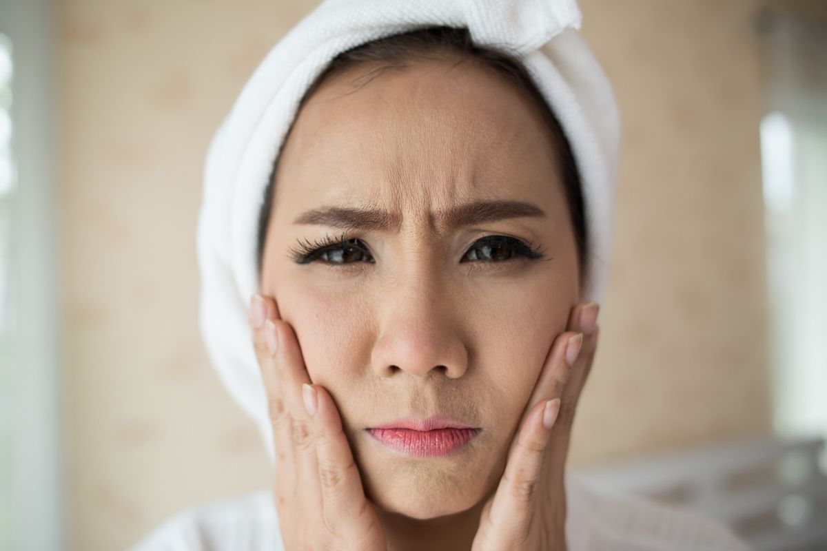 stres, tips kecantikan, kerutan wajah, anti-aging, cara mengatasi kerutan, stres bikin keriput, kerutan wajah akibat stres, tips merawat kerutan wajah akibat stres, menghilangkan kerutan di wajah, 9 Tips Merawat Kerutan Wajah Akibat Stres, dari Skincare hingga Pola Hidup Sehat, 1. Kelola stres sehari-hari, 2. Pilih skincare dengan bahan anti-aging, 3. Gunakan sunscreen setiap hari, 4. Pertimbangkan perawatan klinis, 5. Perhatikan pola tidur, 6. Penuhi kebutuhan cairan tubuh, 7. Hindari kebiasaan buruk, 8. Lakukan pendekatan holistik, 9. Konsultasi dengan ahli
