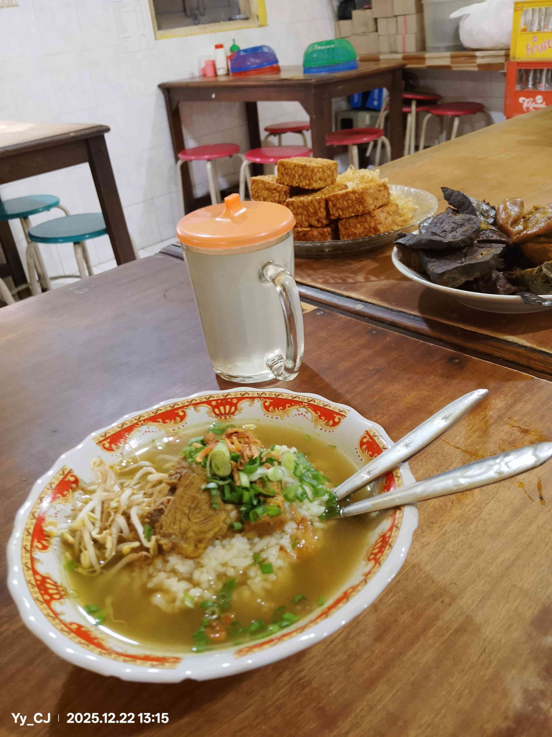 Soto, Malang, Menikmati Kuah Bening Gurih yang Melegenda di Soto Basket Malang Sejak 1950, Paduan Aroma dan Rasa yang Kuat, Soto “Basket”, Tungku Kayu yang Melegenda, Rasa dan Nostalgia, Sang Penjaga Waktu