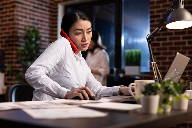 liburan, rasa cemas, Kenapa Rasa Cemas Muncul Saat Masuk Kerja Usai Liburan? Ini Cara Menyiasatinya, Pertahankan rutinitas positif dari liburan, Berani memasang batasan sehat, Siapkan segalanya sejak malam sebelumnya, Hindari mengecek pekerjaan terlalu dini, Ingat kembali manfaat liburan bagi kesehatan mental